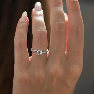 Anillo de plata de 18 quilates con diamante redondo clásico, joyería de compromiso de moda de lujo, venta al por mayor - Product Image 2
