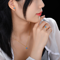 Bijoux fins fabriqués à la main Bague solitaire en opale bleue ronde en or 18 carats pour femme