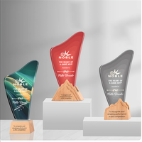 Trophée en cristal personnalisé en forme de flamme avec base en forme de montagne en bois Gravure personnalisée Business Achievement Award