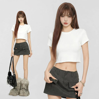 T-shirt court en coton à bords bruts pour femme, col rond, manches courtes, coupe ajustée, style streetwear minimaliste