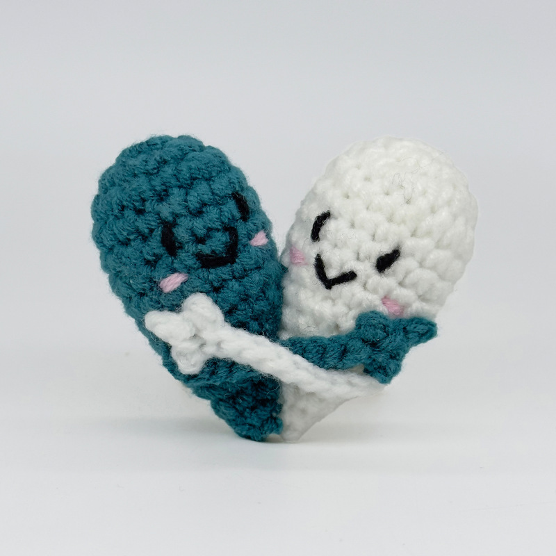 Coppia blu mare e bianco che si abbraccia, simbolo d'amore.