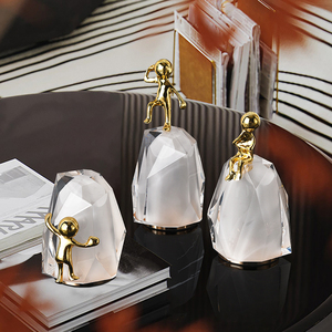 Figurines décoratives en cristal minimalistes modernes, sculptures en résine dorée, ornements pour la maison, le bureau ou le meuble à vin - Product Image 1