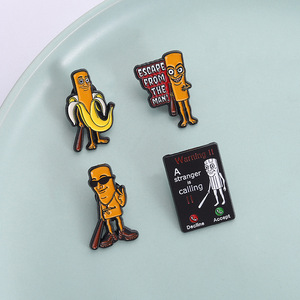 Broche <span class=keywords><strong>de</strong></span> dibujos animados original, Hombre Plátano, con diseño divertido <span class=keywords><strong>de</strong></span> advertencia telefónica 'Stranger Calling', Pin <span class=keywords><strong>de</strong></span> solapa <span class=keywords><strong>de</strong></span> esmalte creativo - Product Image 2
