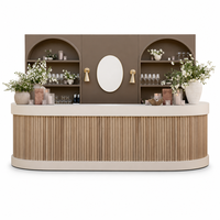 Comptoir de bar événementiel modulaire arrondi en lattes de bois brun mat avec miroir ovale et appliques murales dorées pour location de mobilier de fête