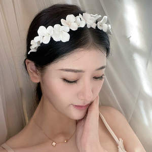 Couronne de <span class=keywords><strong>fleurs</strong></span> en porcelaine blanche faite à la main, couvre-chef de mariée, diadème, perle d'eau douce, accessoires de <span class=keywords><strong>cheveux</strong></span> de <span class=keywords><strong>mariage</strong></span>, bijoux de bal pour femmes - Product Image 2