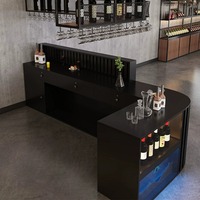 Comptoir de bar en bois de style industriel pour bar à domicile et usage commercial, mobilier durable avec design personnalisable