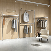Portant à vêtements moderne en acier inoxydable autoportant avec étagères et double tringle pour boutique de vêtements et showroom