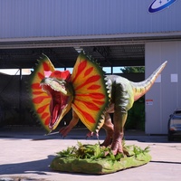 Dinosaure animatronique Dilophosaurus pulvérisant de l'eau, robot de simulation avec bouche, couronne, cou, corps et queue mobiles pour parc à thème