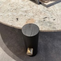 Modernes Rundes Marmor-Couchtisch-Set Luxuriöser Niedriger Beistelltisch mit Drei Schwarzen Zylindrischen Beinen und Goldenen Akzenten