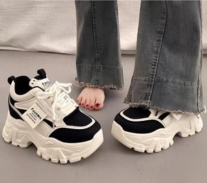 Sneakers Casual da donna bianche con sottopiede morbido con suola spessa con punta tonda per l'autunno - Product Image 5