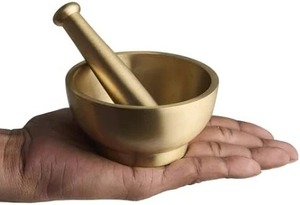 Juego de mortero y Maja de latón macizo duradero ecológico hecho a mano de primera calidad para moler especias, hierbas y semillas - Product Image 4