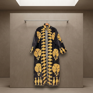 Manteau long en velours noir fait main sur mesure avec broderie appliquée motif grenade jaune doré, style vintage bohème, vente en gros - Product Image 1