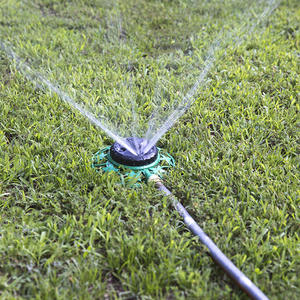 Arroseur de jardin multi-jets en plastique haute pression pour l'arrosage des pelouses avec broches européennes et américaines - Product Image 1