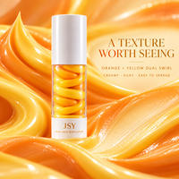 Lotion corporelle double tourbillon à marque privée avec texture bicolore orange-jaune visible, emballage moderne et soin hydratant lissant