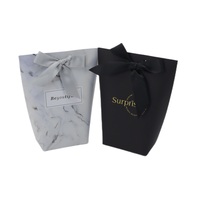Sac de courses en papier noir avec poignée en ruban, personnalisable avec logo, pour la vente en gros, avec boîtes d'expédition pour l'emballage de cadeaux, d'artisanat et de bougies