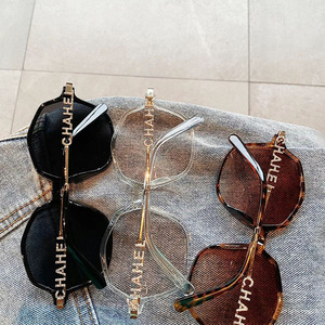 Gafas de sol Qianai irregulares de gran tamaño para mujer, montura negra, lentes Ac, protección Uv400, tipo 3, con letras - Product Image 4