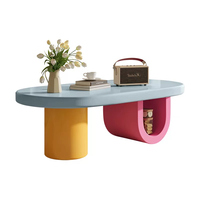 Table basse fabriquée en usine pour le salon, mobilier d'intérieur, style moderne et simple, design tendance et luxueux, plateau en bois et métal, rangement intégré