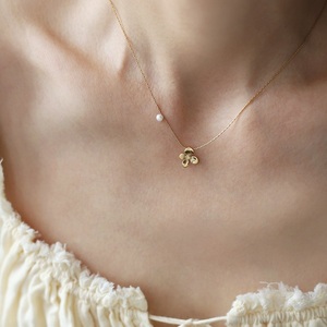 เครื่องประดับแฟชั่น JOOlim <span class=keywords><strong>สร้อย</strong></span>คอจี้ไข่มุกรูป<span class=keywords><strong>ดอก</strong></span><span class=keywords><strong>โคล</strong></span><span class=keywords><strong>เวอร์</strong></span>ชุบทอง18K สำหรับผู้หญิง - Product Image 2