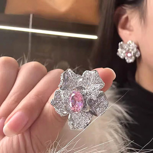 Eleganti Orecchini a Perno a Forma di Giglio per Donne, Gioielli per Orecchie Geometrici Floreali per Uso Quotidiano - Product Image 5