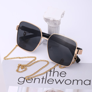 แว่นกันแดดแบบโซ่สำหรับผู้หญิง กรอบสี่เหลี่ยมโลหะ ป้องกันรังสียูวี 400 แฟชั่นสำหรับการเดินทาง สไตล์เกาหลี ดีไซน์ทันสมัย - Product Image 1