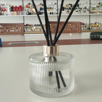 Bouteille diffuseur d'arômes à rayures verticales 250 ml, en verre vide, pour diffuseur à bâtonnets d'aromathérapie, avec bâtonnets noirs