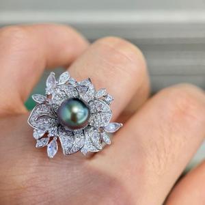 Exquisita Perla Verde Pavo Real de Tahití de 8-9 mm, Incrustación Impecable, Diseño de Flor Ajustable de Lujo, Plata Pura Brillante, Flor de Lujo - Product Image 1