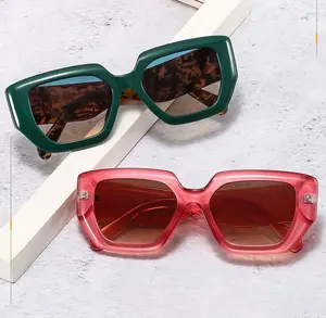 Venta al por mayor de alta calidad cuadrado Retro moda marco grueso anteojos mujeres moda gafas de sol rojo y negro gafas de sol