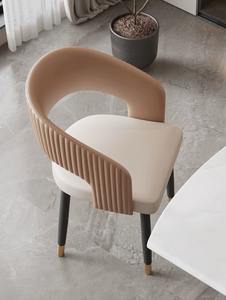 Nouvelle <span class=keywords><strong>chaise</strong></span> <span class=keywords><strong>de</strong></span> salle à manger <span class=keywords><strong>de</strong></span> luxe |   <span class=keywords><strong>Chaise</strong></span> à dossier cannelé minimaliste italienne moderne |   Pieds en métal doré pour la maison, l'hôtel et le salon - Product Image 3