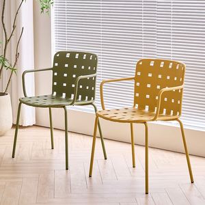 Silla de <span class=keywords><strong>Comedor</strong></span> Apilable de PP de Alta Calidad para Jardín y Exteriores, Elegante Silla de <span class=keywords><strong>Comedor</strong></span> de Plástico Apilable con Diseño Hueco Color <span class=keywords><strong>Mostaza</strong></span> - Product Image 1