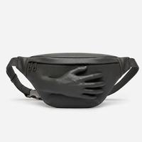 Sac banane ajustable en cuir grainé noir avec design sculptural, pochette de ceinture streetwear pour essentiels de voyage