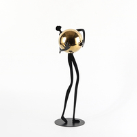 Sculpture Métallique Abstraite Fine en Forme d'Homme Tenant une Sphère Dorée, Statue de Table Minimaliste pour Salon, Bureau, Étude, Décoration OEM