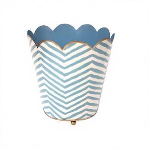 Cubo de basura redondo de diseño maravilloso, hecho a mano, de metal, para uso en el hogar, hoteles y restaurantes. - Product Image 1