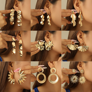 ต่างหูทรงหยดน้ำโลหะแบบ<span class=keywords><strong>พับ</strong></span>ได้ดีไซน์ย้อนยุคสไตล์ยุโรปอเมริกันกลีบดอกแฟชั่นสำหรับผู้หญิง - Product Image 2