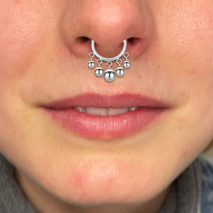 Anneau clicker sans soudure en acier inoxydable 316L avec breloques boule pendantes |   Bijoux de piercing pour le nez, le septum, l'hélix et le cartilage pour hommes et femmes - Product Image 4