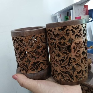 ที่ใส่ปากกาไม้วอลนัททรงกลมแกะสลักสไตล์จีนเส้นผ่านศูนย์กลาง 8 ซม. สูง 13 ซม. อุปกรณ์ชุดน้ำชา - Product Image 4
