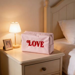 Sac à cosmétiques en nylon personnalisé à la vente, broderie en chenille LOVE, trousse de maquillage avec fermeture éclair - Product Image 4