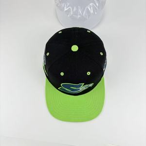 Gorra Deportiva SnapBack Personalizable con Diseño de Casco Verde Lima, Colección Primavera-Verano SS26 para Equipos de Fútbol - Product Image 3