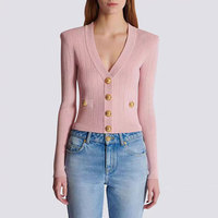Kardigan Rajut Wanita Warna Pink, Kerah V, Lengan Panjang, Kancing Warna Emas, Tekstur Rib, Saku Tempel, Model Fitted, Pakaian Kasual untuk Layering