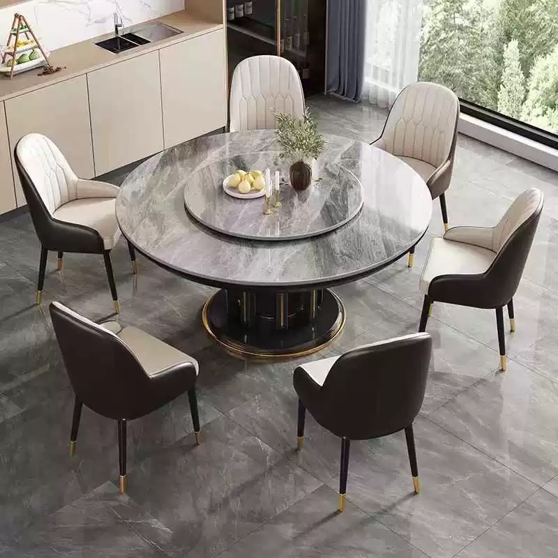 Une table avec quatre chaises