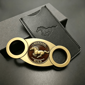 Cortador de Cigarros de Doble Filo de Acero Inoxidable con Diseño Portátil para un Corte Preciso y Uso en Viajes - Product Image 1