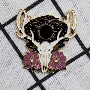 Broche NQ-227-1 de aleación de zinc con diseño de calavera de ciervo, flores y motivos cósmicos, pin decorativo para accesorios de moda, verano 2024 - Product Image 3