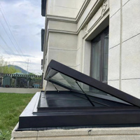 Puits de lumière automatique moderne en alliage d'aluminium étanche avec double vitrage trempé à ouverture verticale et isolation thermique pour cuisine et escalier