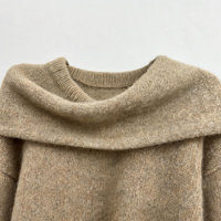 Pull en maille pour femme à épaules dénudées avec cape superposée, manches longues à revers côtelés et ourlet irrégulier, marque privée