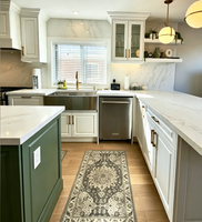 Armoires de cuisine sur mesure, armoires blanches, îlot de cuisine vert avec plan de travail en quartz pour maison résidentielle