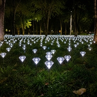Lampe à piquet LED en forme de boule de cristal à facettes, lumière violette pour aménagement paysager, parfaite pour parcs, parterres de fleurs et allées.