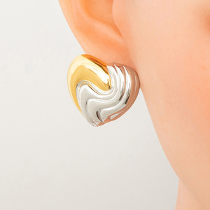 Pendientes con forma de corazón chapados en oro de dos tonos para mujer, uso diario - Product Image 1