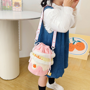 Bolso bandolera de felpa con forma de pastel para niñas, adorable bolso de hombro de dibujos animados, regalo de cumpleaños para niños y accesorio de moda - Product Image 3