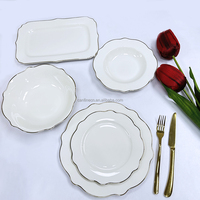 LOGO personnalisé de luxe en porcelaine, bols à salade en céramique blanche en forme de fleurs, ensemble d'assiettes plates de mariage avec bordure dorée