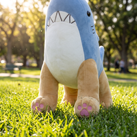 Peluche Requin Personnalisée Brodé Super Doux avec Chaussures, Mignonne Poupée Dessin Animé OEM ODM Faible MOQ Vente en Gros Cadeau Enfant Anti-Stress
