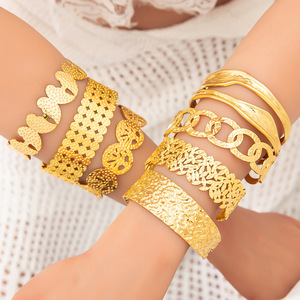 Bracelet en acier titane plaqué or 18 carats à motif géométrique, motif feuille large, bracelet unisexe tendance, bijoux - Product Image 1